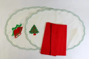 Lot of 2 Vintage Christmas Placemats & 2 Red Napkins - Festive Decor - Picture 1 of 5