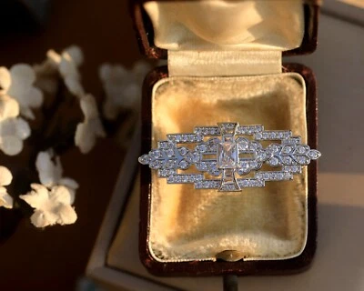 Pequeño Broche Plateado Hermosa Eopque Encaje Floral Laurel Engastado Cz Blanco - Imagen 1 de 4