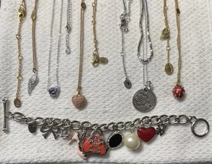 Enorme colección de collares y pulseras Juicy Couture - Imagen 1 de 8