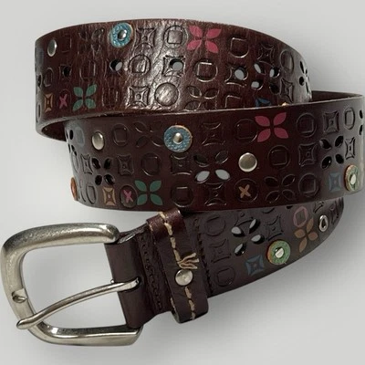 CINTURÓN DE CUERO MARRÓN FÓSIL, TACHONADO, RECORTES HEBILLA PLATEADA, 1.5" ANCHO, MUJER SM Foto 1 de 4