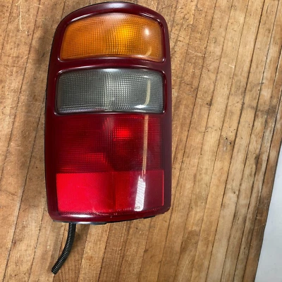Luz trasera izquierda del lado del conductor Chevy Tahoe 2000-2007 16525375 Foto 1 de 3