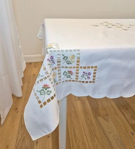 52" x 52" QUADRATISCH WEISS BESTICKT BLUMEN JAKOBSMUSCHEL RAND TISCHDECKE AUSGESCHNITTENE SPITZE - Bild 1 von 2