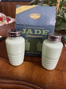 Jade-ite Beehive Salt & Pepper Shakers Set with Lids - Picture 1 of 2