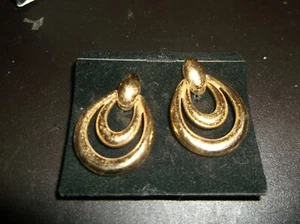 VINTAGE NEW OLD STOCK AVON DOUBLE LOOP DOOR KNOCKER CLIP GOLDTONE EARRINGS - Picture 1 of 6