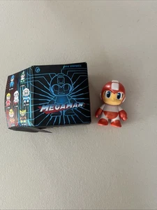 Mega Man Megaman Figura Misteriosa Abierta Rojo Metálico Kidrobot Mini Serie - Imagen 1 de 6