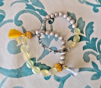 Dos pulseras elásticas amarillas. El abalorio focal está hecho con abalorio de Swarovski. Foto 1 de 2