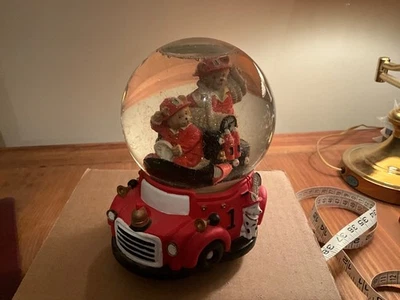 Globo de agua musical para nieve camión de bomberos Berkeley Designs de colección - entra humo Foto 1 de 4