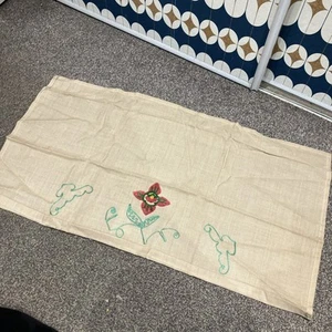 VINTAGE TABLECLOTH RUNNER MAT BEIGE HAND EMBROIDERED FLOWER 55cmW X94cmL - Picture 1 of 4