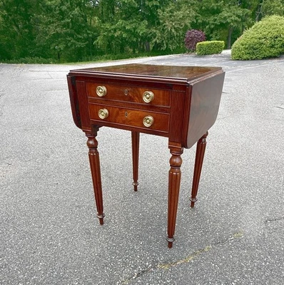 Authentic Period Sheraton table or stand in flame mahogany. American, circa 1820 Foto 1 de 4