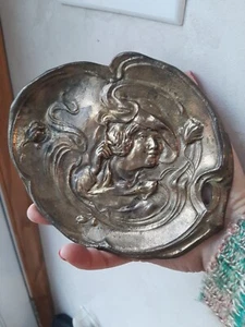 Antiguo ART NOUVEAU Bandeja de Prendedor de Tarjetas Dama Remolino Flores de Humo Bronce Latón - Imagen 1 de 12