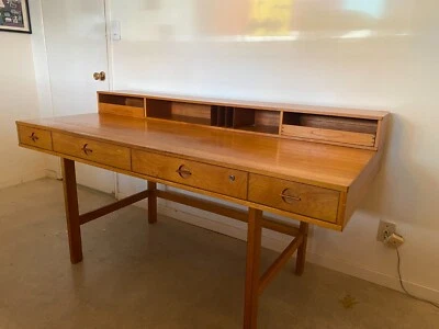 Mesa de madeira de teca dinamarquesa moderna do meio do século por Peter Lovig Nielsen ca. MCM da década de 1970 - Imagem 1 de 4