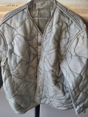 USGI (NUEVO) Chaqueta Forradora Clima Frío Para Hombres Grande Acolchada Botón Chaqueta Militar  Foto 1 de 3