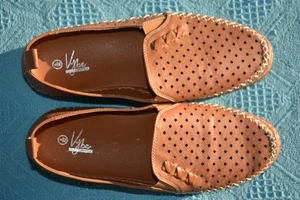 VYBE Lifestyle TAN SHOES. BoHo Stitching Winona Covered Foot. Size 9/40 NEW - Picture 1 of 1
