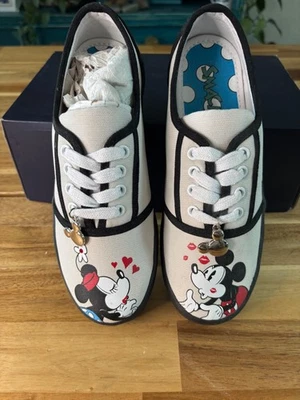 Tênis de lona feminino Mickey e Minnie Mouse tamanho 6 - Imagem 1 de 4