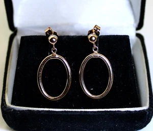 Hermosos aretes tipo aro/barra de oro amarillo de 14K con forma ovalada para dama - Imagen 1 de 5