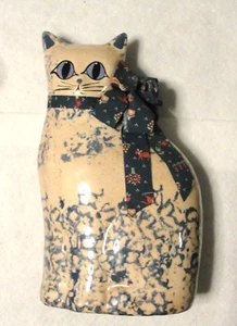 "Gato de cerámica ""Country Charm"" de Karen"" de Katy's - Imagen 1 de 5