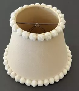 Pantalla de lámpara de papel Mid Century crema pompones puntos tocador clip - Imagen 1 de 7