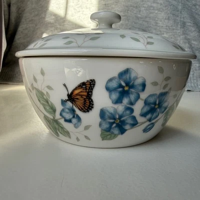 Cazuela cubierta de prado mariposa Lenox 6,5" 6 1/2" cuenco flores azules Foto 1 de 4