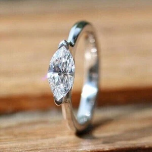 Anillo de compromiso East West 1 quilate corte marquesa moissanita chapado en oro blanco 14k - Imagen 1 de 7
