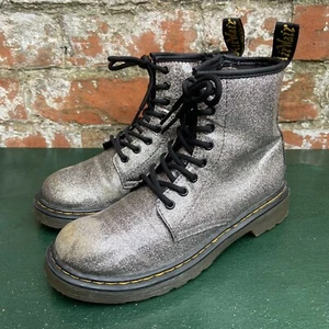 Botas Dr Martens 1460 Brillo J Reino Unido 2.5 Plateadas Jóvenes Niños Con cordones y Cremallera Air Wair - Imagen 1 de 17