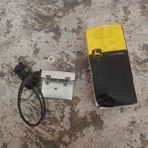 Genuine John Deere AT182389 Pressure Switch Sensor Relay OEM Replacement - Picture 1 of 10