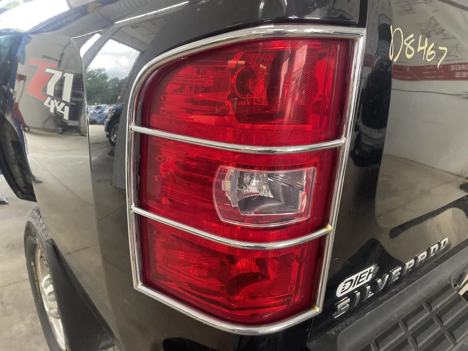 Conjunto de luz trasera izquierda usado se adapta a: camioneta Chevrolet Silverado 2500 2009 Foto 1 de 4