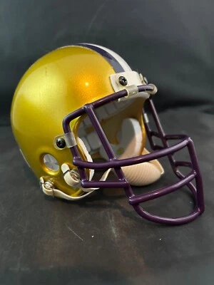 Mini casco de fútbol americano con máscara facial púrpura y blanco a rayas centrales dorado en blanco WA Foto 1 de 4
