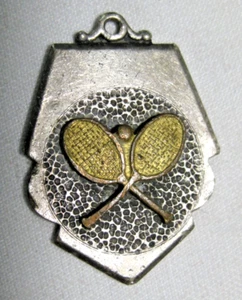 Tennis Argento Sterling Piccola Medaglia o Charm City Champs 1938 28 x 24 mm 6,6 g - Foto 1 di 3