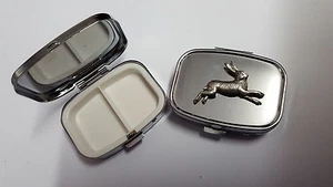 Emblema de peltre inglés liebre de resorte PP-A17 en una caja de píldoras de metal rectangular - Imagen 1 de 1