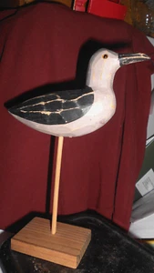 Geschnitzter Holz Ufer Vogel auf Ständer 8" unsigniert - Bild 1 von 3