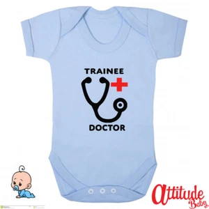 Divertido Bebé Crece-Entrenado Médico Bebé Crece-Regalos de Baby Shower-Regalos de Navidad Bebé - Imagen 1 de 3