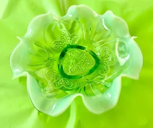 Fenton Cuenco con Volantes, Patas, Verde Claro, 9" - Imagen 1 de 12