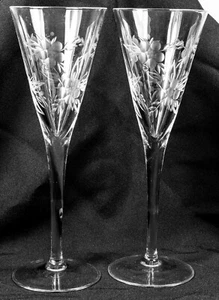 Schönes Paar böhmisches Glas hohe Champagnerflöten Gravur Blumen Design - Bild 1 von 3