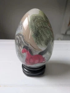 Vintage chinesisches umgekehrt bemaltes Glas Ei mit Box - Pferde, Berge und Bäume - Bild 1 von 4