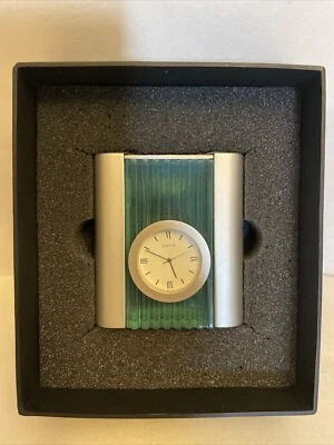 Elegante Reloj Escritorio Cuarzo - Cristal Aguamarina Translúcido Y Lados Verticales Grises Foto 1 de 4