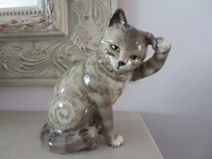 RARE BESWICK LIGHT GREY SWISS ROLL CAT SCRATCHING EAR FIGURE 1877 -1964 to 1966 - Picture 1 of 9