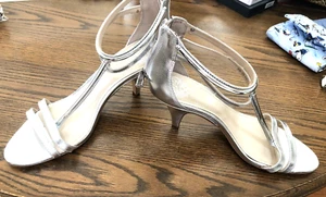 NEW Vince CAMUTO Silver zipper back Heeled Sandals Size 9 - Picture 1 of 5