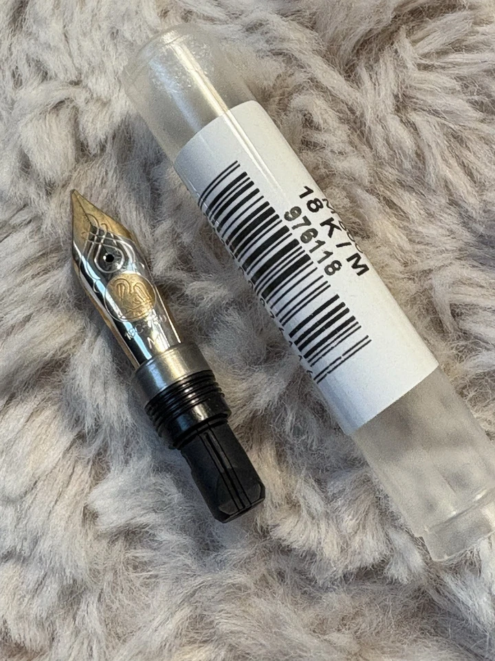 Pelikan M800 18K/M (976118) Two-Tone MEDIUM Replacement Nib (18C-750) - Image 1 of 4