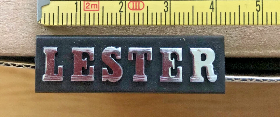 Lester Emblem, Schriftzug - Bild 1 von 3