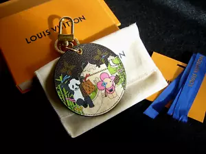 👜 LOUIS VUITTON Schlüsselanhänger Taschenschmuck ILLUSTRE VIVIENNE IN CHINA - Bild 1 von 8