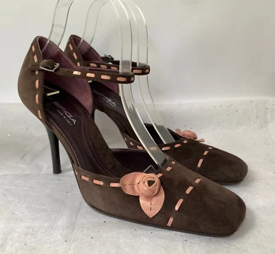 De colección Y2K Via Spiga Marrón Gamuza Rosa Roseta Puntera Cuadrada Tobillo Correa Bomba Talla 9 Foto 1 de 4