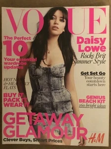 VOGUE SUPPLEMENT - 2010 - DAISY LOWE - BUY IT PACK IT WEAR IT - BEACH KIT - Picture 1 of 1