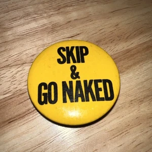 Botón/pin/insignia vintage años 70 Skip and Go Naked amarillo novedad - Imagen 1 de 2