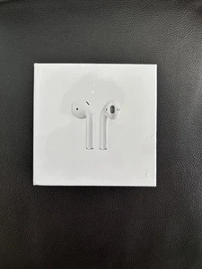 Apple AirPods 2nd Generation with Charging Case - White - Photo 1 sur 3