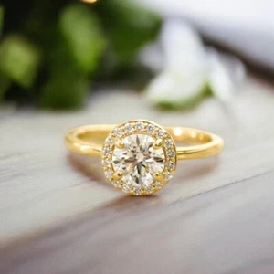 Anillo de boda de oro amarillo de 18 quilates de 1,21 quilates creado por laboratorio IGI diamante de corte redondo - Imagen 1 de 17