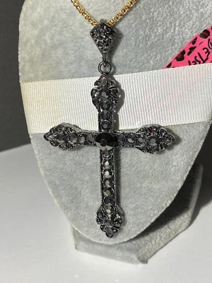 CADENA DORADA CRUZ ESTILO PERGAMINO FRANCÉS CRISTALES GRIS/NEGRO BETSEY JOHNSON Foto 1 de 4
