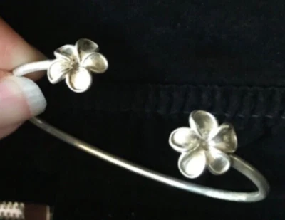 Brazalete Kabana Plumeria Plata de Ley Firmado Floral Flor Botánica Foto 1 de 4