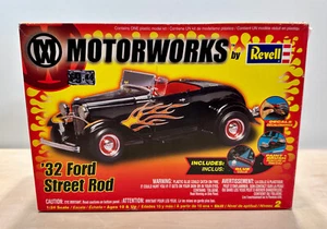 Motorworks by Revell 1/24 Scale '32 Ford Street Rod - Picture 1 of 10