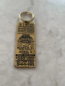NCAA Herren Basketball Final Four, 1990 (Denver, CO), Schlüsselanhänger vergoldet - Bild 1 von 2