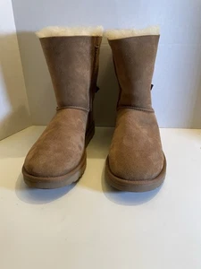 Donna UGG Bailey Bow II - camoscio castagno, taglia 11 US [1016225] - Foto 1 di 9
